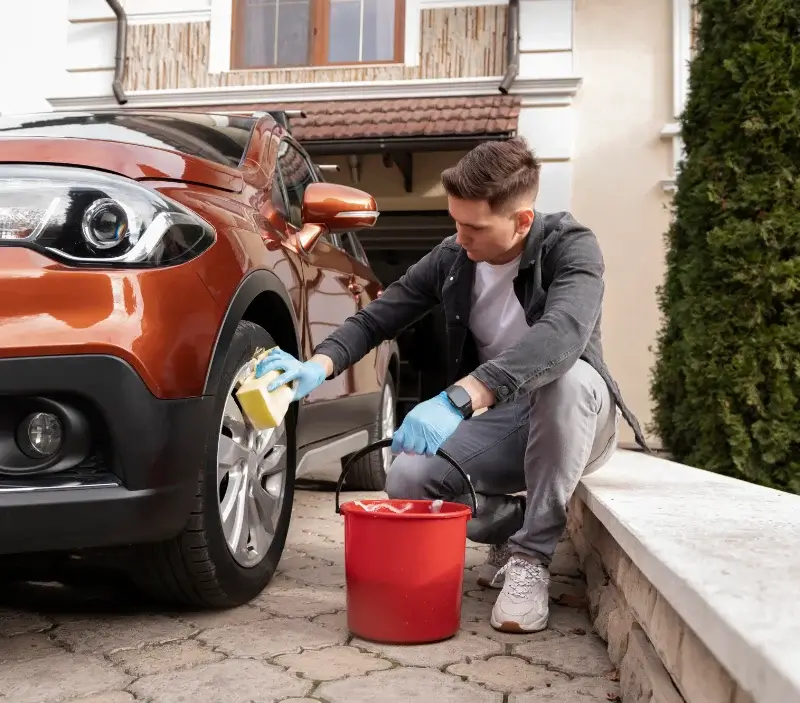 Lavage auto à domicile Solliès-Toucas : professionnel intervenant sur un véhicule